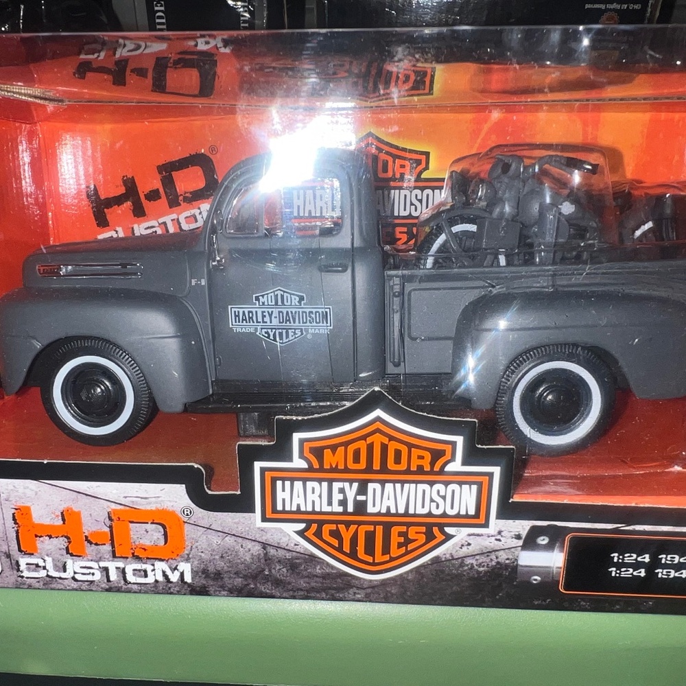 Maisto Harley Davidson Edition 1948 Ford Pickup with 1942 HD Flathead Diecast